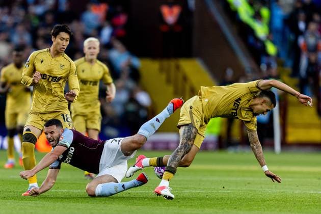Aston Villa v Crystal Palace Premier League 31 08 2025. Aston Villa midfielder John?McGinn (7) battles for possession with Crystal Palace defender Daniel Munoz (2) during the Premier League match between Aston Villa and Crystal Palace at Villa Park, Birmingham, England on 31 August 2025. Birmingham Villa Park West Midlands England Editorial use only DataCo restrictions apply See www.football-dataco.com , Copyright: xManjitxNarotrax PSI-22724-0028