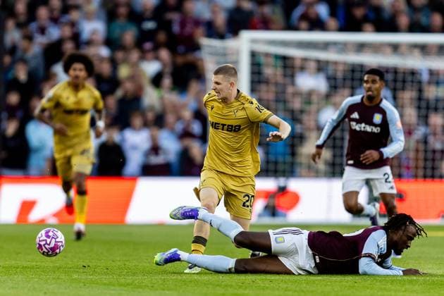 Aston Villa v Crystal Palace Premier League 31 08 2025. Crystal Palace midfielder Adam Wharton (20) fouled by Aston Villa forward Evann Guessand (29) during the Premier League match between Aston Villa and Crystal Palace at Villa Park, Birmingham, England on 31 August 2025. Birmingham Villa Park West Midlands England Editorial use only DataCo restrictions apply See www.football-dataco.com , Copyright: xManjitxNarotrax PSI-22724-0030