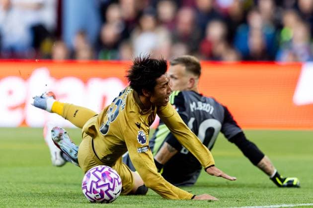 Aston Villa v Crystal Palace Premier League 31 08 2025. PENALTY Crystal Palace midfielder Daichi Kamada (18) fouled by Aston Villa goalkeeper Marco Bizot (40) during the Premier League match between Aston Villa and Crystal Palace at Villa Park, Birmingham, England on 31 August 2025. Birmingham Villa Park West Midlands England Editorial use only DataCo restrictions apply See www.football-dataco.com , Copyright: xManjitxNarotrax PSI-22724-0031