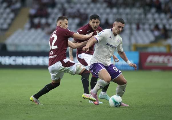 Kristjan Asllani of Torino FC and Roberto Piccoli of ACF Fiorentina during the Italian Serie A, 2025 26 season, football match between Torino FC and ACF Fiorentina on 31 August 2025 at Stadio Olimpico Grande Torino, Turin, Italy. Photo Nderim Kaceli  Copyright: xNderimxKaceli IPAxSportx xipa-agency.netx xx IPA_63787067 IPA_Agency_IPA63787067