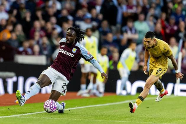 Aston Villa v Crystal Palace Premier League 31 08 2025. Aston Villa forward Evann Guessand (29) clears ball during the Premier League match between Aston Villa and Crystal Palace at Villa Park, Birmingham, England on 31 August 2025. Birmingham Villa Park West Midlands England Editorial use only DataCo restrictions apply See www.football-dataco.com , Copyright: xManjitxNarotrax PSI-22724-0040