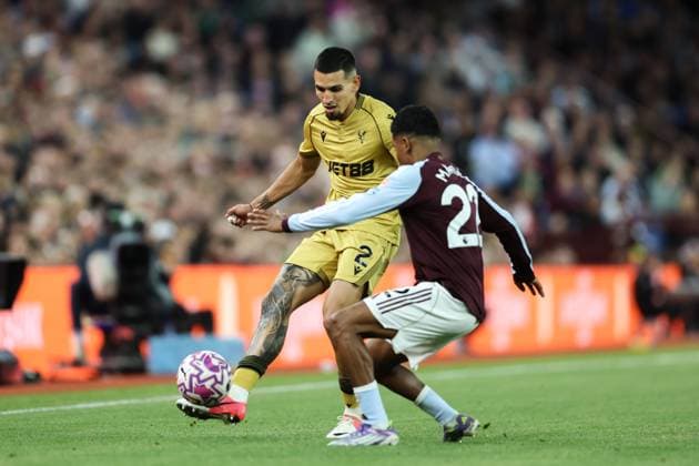 Birmingham, England, 31st August 2025. Daniel Munoz of Crystal Palace passes the ball whilst getting pressured by Ian Maatsen of Aston Villa during the Aston Villa vs Crystal Palace Premier League match at Villa Park, Birmingham. Picture credit should read: Jessica Hornby Sportimage EDITORIAL USE ONLY. No use with unauthorised audio, video, data, fixture lists, club league logos or live services. Online in-match use limited to 120 images, no video emulation. No use in betting, games or single club league player publications. SPI_062_JH_Villa_Palace SPI-4102-0062