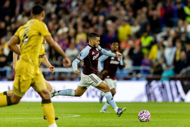 Aston Villa v Crystal Palace Premier League 31 08 2025. Aston Villa midfielder Emi Buend?a (10) runs forward with ball during the Premier League match between Aston Villa and Crystal Palace at Villa Park, Birmingham, England on 31 August 2025. Birmingham Villa Park West Midlands England Editorial use only DataCo restrictions apply See www.football-dataco.com , Copyright: xManjitxNarotrax PSI-22724-0050
