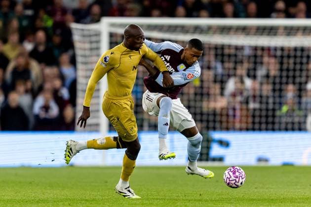 Aston Villa v Crystal Palace Premier League 31 08 2025. Crystal Palace forward Jean-Philippe Mateta (14) battles for possession with Aston Villa defender Ezri Konsa (4) during the Premier League match between Aston Villa and Crystal Palace at Villa Park, Birmingham, England on 31 August 2025. Birmingham Villa Park West Midlands England Editorial use only DataCo restrictions apply See www.football-dataco.com , Copyright: xManjitxNarotrax PSI-22724-0053
