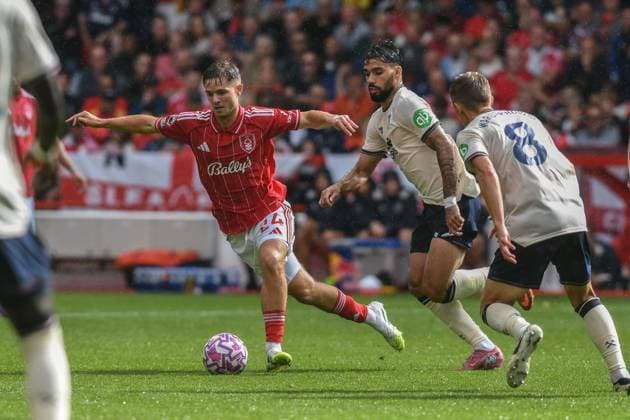 Nottingham Forest v West Ham United, English Premier League, The City Ground, Nottingham, UK - 31 August 2025 Nottingham Forest s James McAtee sprints forward with the ball pursued by West Ham United s Lucas Paqueta , UK NEWSPAPERS OUT Copyright: xRichardxBowcottx