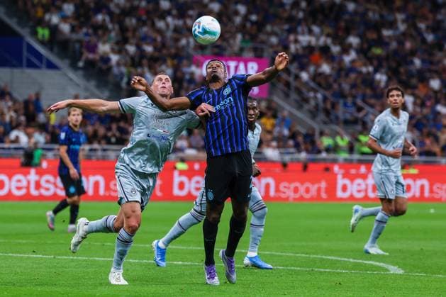 FC Internazionale vs Udinese Calcio - Serie A 2025 26 - 31 08 2025 Denzel Dumfries of FC Internazionale competes for the ball with Jakub Piotrowski of Udinese Calcio during Serie A 2025 26 football match between FC Internazionale and Udinese Calcio at San Siro Stadium Copyright: xBEAUTIFULxSPORTS Carabellix