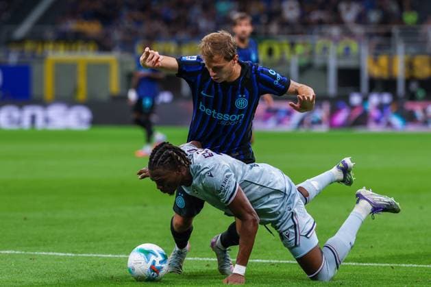 FC Internazionale vs Udinese Calcio - Serie A 2025 26 - 31 08 2025 Nicolo Barella of FC Internazionale competes for the ball with Kingsley Ehizibue of Udinese Calcio during Serie A 2025 26 football match between FC Internazionale and Udinese Calcio at San Siro Stadium Copyright: xBEAUTIFULxSPORTS Carabellix