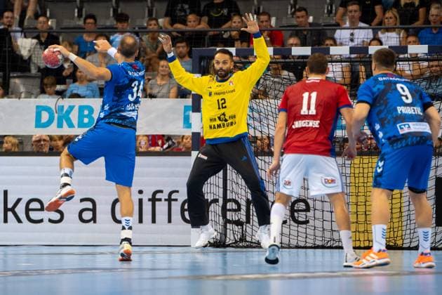 Handball I Herren I Saison 2025-2026 I Bundesliga I 1. Spieltag I TVB Stuttgart - HSV Hamburg I 31.08.2025 Mohamed Essam Moustafa El-Tayar (12, HSV Hamburg) im Tor, Kai Häfner (34, TVB Stuttgart) beim Siebenmeter Stuttgart Porsche Arena Baden-Württemberg Deutschland Copyright: xLobeca MaxxPetershansx