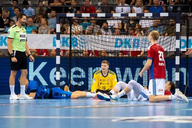 Handball I Herren I Saison 2025-2026 I Bundesliga I 1. Spieltag I TVB Stuttgart - HSV Hamburg I 31.08.2025 Robin Haug (16, HSV Hamburg) in der Mitte drum herum liegen v.L. Gianfranco Pribetic (9, TVB Stuttgart), Andreas Magaard (4, HSV Hamburg) und Einar Thorsteinn Olafsson (23, HSV Hamburg) Stuttgart Porsche Arena Baden-Württemberg Deutschland Copyright: xLobeca MaxxPetershansx