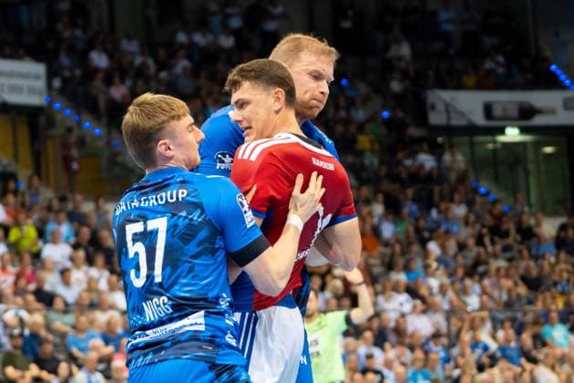 Handball I Herren I Saison 2025-2026 I Bundesliga I 1. Spieltag I TVB Stuttgart - HSV Hamburg I 31.08.2025 Jonas Truchanovicius (37, TVB Stuttgart) und Jakob Nigg (57, TVB Stuttgart) in der Abwehr verteidigen Nicolaj Jorgensen (11, HSV Hamburg) Stuttgart Porsche Arena Baden-Württemberg Deutschland Copyright: xLobeca MaxxPetershansx