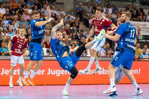 Handball I Herren I Saison 2025-2026 I Bundesliga I 1. Spieltag I TVB Stuttgart - HSV Hamburg I 31.08.2025 Die Stuttgarter Abwehr am straucheln, v.L. Gianfranco Pribetic (9, TVB Stuttgart), Jonas Truchanovicius (37, TVB Stuttgart), Nicolaj Jorgensen (11, HSV Hamburg), Samuel Röthlisberger (17, TVB Stuttgart) Stuttgart Porsche Arena Baden-Württemberg Deutschland Copyright: xLobeca MaxxPetershansx