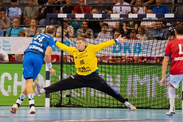 Handball I Herren I Saison 2025-2026 I Bundesliga I 1. Spieltag I TVB Stuttgart - HSV Hamburg I 31.08.2025 Robin Haug (16, HSV Hamburg) im Tor bei einem Siebenmeter von Kai Häfner (34, TVB Stuttgart) Stuttgart Porsche Arena Baden-Württemberg Deutschland Copyright: xLobeca MaxxPetershansx