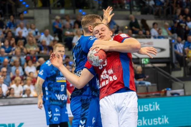 Handball I Herren I Saison 2025-2026 I Bundesliga I 1. Spieltag I TVB Stuttgart - HSV Hamburg I 31.08.2025 Moritz Sauter (33, HSV Hamburg) mit Ball wird von Samuel Röthlisberger (17, TVB Stuttgart) verteidigt Stuttgart Porsche Arena Baden-Württemberg Deutschland Copyright: xLobeca MaxxPetershansx