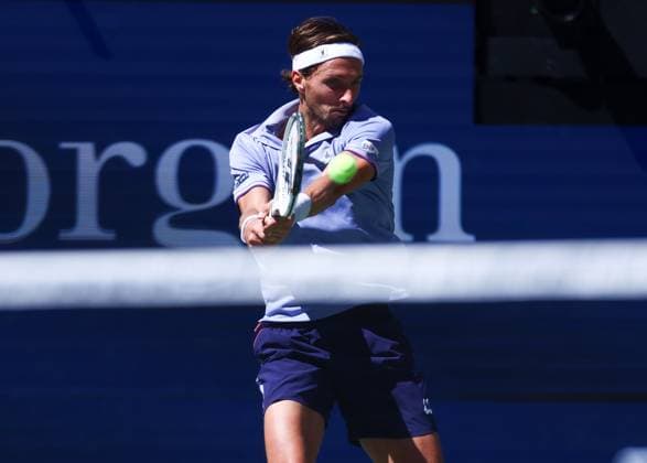 2025 US Open Tennis Championships, Day Eight, Billy Jean-King Tennis Centre, Flushing Meadows, New York, USA, 31 08 2025 Arthur Rinderknech (FRA) in action during his fourth round match against Carlos Alcaraz (ESP) in the 2025 US Open at Flushing Meadows New York Billy Jean King Tennis Centre, Flushing Meadows New York USA Copyright: xMarkxGreenwoodx