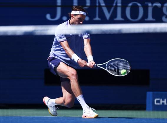 2025 US Open Tennis Championships, Day Eight, Billy Jean-King Tennis Centre, Flushing Meadows, New York, USA, 31 08 2025 Arthur Rinderknech (FRA) in action during his fourth round match against Carlos Alcaraz (ESP) in the 2025 US Open at Flushing Meadows New York Billy Jean King Tennis Centre, Flushing Meadows New York USA Copyright: xMarkxGreenwoodx