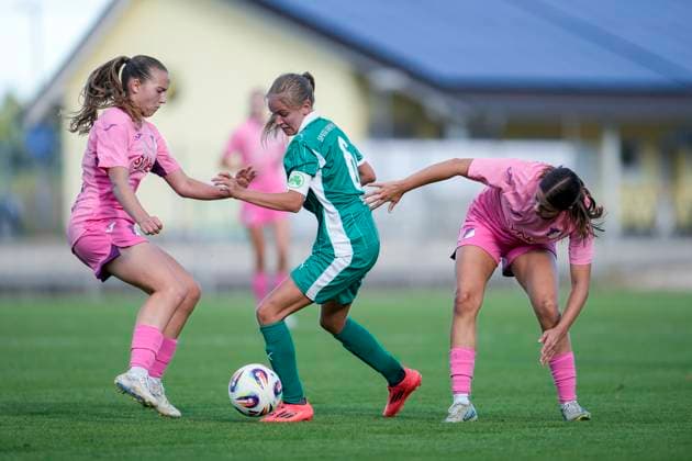 v.li.: Hannah Melicharek (TSG II, 14), Elena Grill (Fürth, 6), Marlen Helmstetter (TSG II, 3), Zweikampf, Spielszene, Duell, duel, tackle, tackling, Dynamik, Action, Aktion, 31.08.2025, St. Leon-Rot (Deutschland), Fussball, Frauen, Regionalliga Süd, TSG 1899 Hoffenheim U20 - SpVgg Greuther Fürth, 31.08.2025, St. Leon-Rot (Deutschland), Fussball, Frauen, Regionalliga Süd, TSG 1899 Hoffenheim U20 - SpVgg Greuther Fürth, DFB DFL REGULATIONS PROHIBIT ANY USE OF PHOTOGRAPHS AS IMAGE SEQUENCES AND OR QUASI-VIDEO.