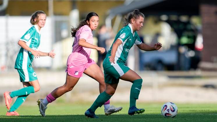 v.li.: Jasmin Bornemann (TSG II, 22), Nadja-Sophie Schlossarek (Fürth, 17), Aktion, Action, Spielszene, 31.08.2025, St. Leon-Rot (Deutschland), Fussball, Frauen, Regionalliga Süd, TSG 1899 Hoffenheim U20 - SpVgg Greuther Fürth, 31.08.2025, St. Leon-Rot (Deutschland), Fussball, Frauen, Regionalliga Süd, TSG 1899 Hoffenheim U20 - SpVgg Greuther Fürth, DFB DFL REGULATIONS PROHIBIT ANY USE OF PHOTOGRAPHS AS IMAGE SEQUENCES AND OR QUASI-VIDEO.