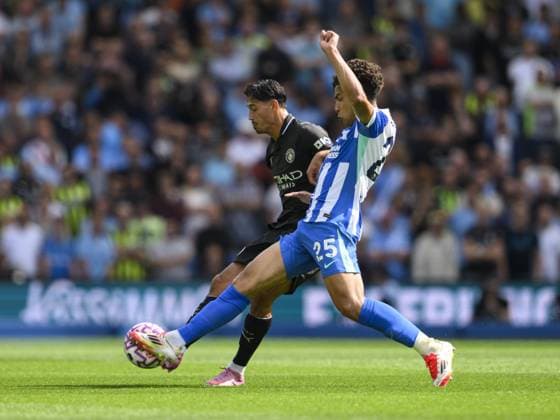 Brighton, England, August 31 2025: Brighton & Hove Albion s Diego Gómez (right) battles with Manchester City s Tijjani Reijnders (left) during the Premier League match between Brighton and Hove Albion and Manchester City at the American Express Stadium. (Photo by David Horton Sports Press Photo) Copyright: xDavidxHorton SportsxPressxPhotox Sportspressphoto_SPR19573