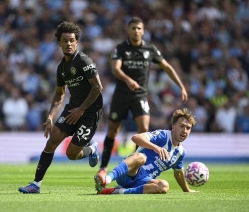Brighton, England, August 31 2025: Brighton & Hove Albion s Jack Hinshelwood (right) under pressure from Manchester City s Oscar Bobb (left) during the Premier League match between Brighton and Hove Albion and Manchester City at the American Express Stadium. (Photo by David Horton Sports Press Photo) Copyright: xDavidxHorton SportsxPressxPhotox Sportspressphoto_SPR19574