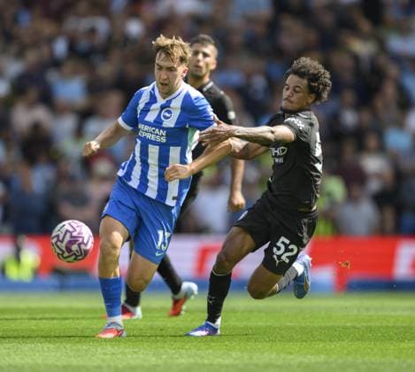 Brighton, England, August 31 2025: Brighton & Hove Albion s Jack Hinshelwood (left) under pressure from Manchester City s Oscar Bobb (right) during the Premier League match between Brighton and Hove Albion and Manchester City at the American Express Stadium. (Photo by David Horton Sports Press Photo) Copyright: xDavidxHorton SportsxPressxPhotox Sportspressphoto_SPR19576