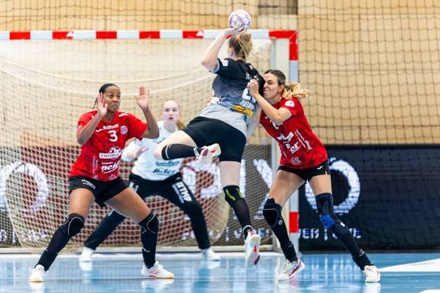 31.08.2025, GER, Handball, Frauen, Saison 2025 2026, Alsco 1.Bl, 1.Spieltag, Thueringer HC - SV Union Halle-Neustadt Wildcats Cara Reuthal (SV Union Halle-Neustadt Wildcats) Anika Niederwieser (Thueringer HC,14) Sharon Nooitmeer (Thueringer HC,3) 99947 Bad Langensalza Salza Halle Sporthalle Mehrz Thüringen Deutschland