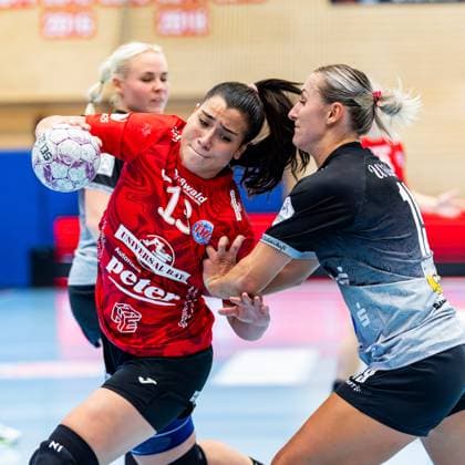 31.08.2025, GER, Handball, Frauen, Saison 2025 2026, Alsco 1.Bl, 1.Spieltag, Thueringer HC - SV Union Halle-Neustadt Wildcats Lea Gruber (SV Union Halle-Neustadt Wildcats) Giulia Guarieiro (Thueringer HC,13) 99947 Bad Langensalza Salza Halle Sporthalle Mehrz Thüringen Deutschland
