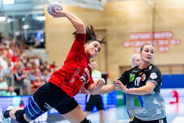 31.08.2025, GER, Handball, Frauen, Saison 2025 2026, Alsco 1.Bl, 1.Spieltag, Thueringer HC - SV Union Halle-Neustadt Wildcats Lea Gruber (SV Union Halle-Neustadt Wildcats) Giulia Guarieiro (Thueringer HC,13) 99947 Bad Langensalza Salza Halle Sporthalle Mehrz Thüringen Deutschland