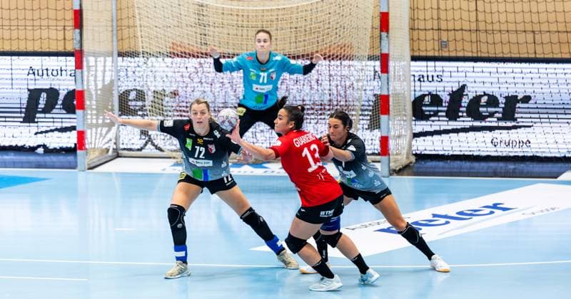 31.08.2025, GER, Handball, Frauen, Saison 2025 2026, Alsco 1.Bl, 1.Spieltag, Thueringer HC - SV Union Halle-Neustadt Wildcats Lynn Molenaar (SV Union Halle-Neustadt Wildcats) Ilona Kieffer (SV Union Halle-Neustadt Wildcats) Giulia Guarieiro (Thueringer HC,13) 99947 Bad Langensalza Salza Halle Sporthalle Mehrz Thüringen Deutschland