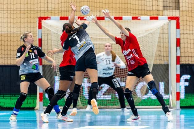 31.08.2025, GER, Handball, Frauen, Saison 2025 2026, Alsco 1.Bl, 1.Spieltag, Thueringer HC - SV Union Halle-Neustadt Wildcats Lynn Molenaar (SV Union Halle-Neustadt Wildcats) Sharon Nooitmeer (Thueringer HC,3) Anika Niederwieser (Thueringer HC,14) 99947 Bad Langensalza Salza Halle Sporthalle Mehrz Thüringen Deutschland