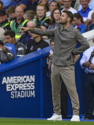 Brighton, England, August 31 2025: Brighton & Hove Albion manager Fabian Hurzeler shouts instructions to his team from the technical area during the Premier League match between Brighton and Hove Albion and Manchester City at the American Express Stadium. (Photo by David Horton Sports Press Photo) Copyright: xDavidxHorton SportsxPressxPhotox Sportspressphoto_SPR19581