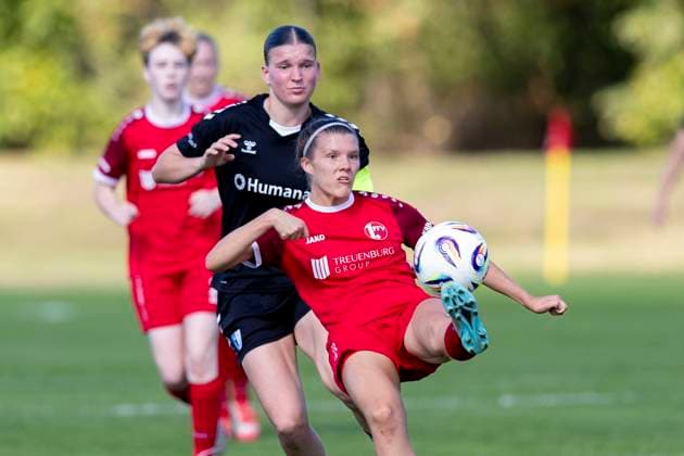 Regionalliga-Nordost Frauen: 1. FFV Erfurt vs. 1. FC Magdeburg; Erfurt; 31.08.2025 Amy Cienskowski ( 25; 1. FC Magdeburg) gegen Tessa Berger ( 16; 1. FFV Erfurt) Regionalliga-Nordost Frauen: 1. FFV Erfurt vs.1. FC Magdeburg; Sportforum Johannesplatz Erfurt; 31.08.2025 Copyright: xBEAUTIFULxSPORTS Duehringx
