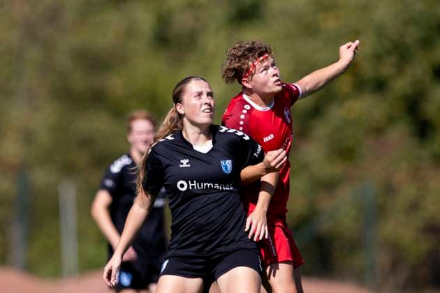 Regionalliga-Nordost Frauen: 1. FFV Erfurt vs. 1. FC Magdeburg; Erfurt; 31.08.2025 Anna Mittelsdorf ( 7; 1. FFV Erfurt) gegen Tabea Alsleben ( 21; 1. FC Magdeburg) Regionalliga-Nordost Frauen: 1. FFV Erfurt vs.1. FC Magdeburg; Sportforum Johannesplatz Erfurt; 31.08.2025 Copyright: xBEAUTIFULxSPORTS Duehringx