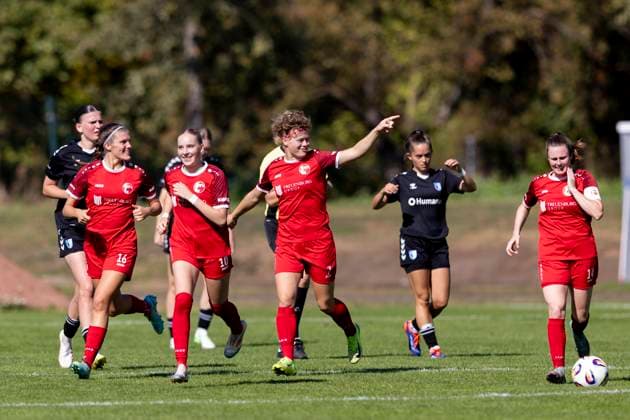 Regionalliga-Nordost Frauen: 1. FFV Erfurt vs. 1. FC Magdeburg; Erfurt; 31.08.2025 Jubel von links Tessa Berger ( 16; 1. FFV Erfurt), Maja Felicitas Bauerschmidt ( 10; 1. FFV Erfurt), Anna Mittelsdorf ( 7; 1. FFV Erfurt) und Katja Groll ( 14; 1. FFV Erfurt) Regionalliga-Nordost Frauen: 1. FFV Erfurt vs.1. FC Magdeburg; Sportforum Johannesplatz Erfurt; 31.08.2025 Copyright: xBEAUTIFULxSPORTS Duehringx