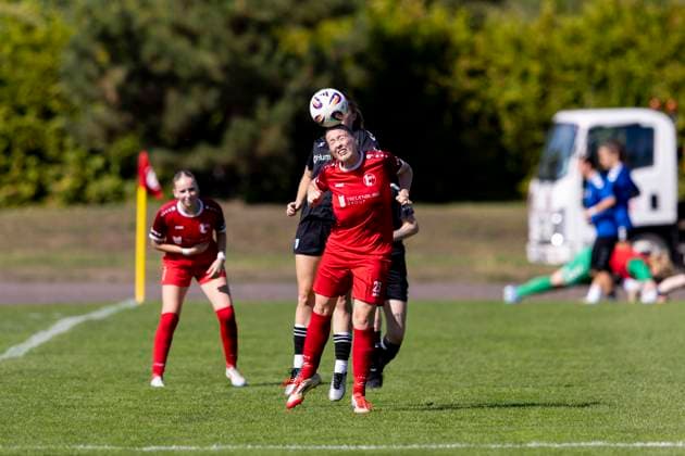Regionalliga-Nordost Frauen: 1. FFV Erfurt vs. 1. FC Magdeburg; Erfurt; 31.08.2025 Tabea Alsleben ( 21; 1. FC Magdeburg) (dahinter) gegen Lena Frisch ( 23; 1. FFV Erfurt) Regionalliga-Nordost Frauen: 1. FFV Erfurt vs.1. FC Magdeburg; Sportforum Johannesplatz Erfurt; 31.08.2025 Copyright: xBEAUTIFULxSPORTS Duehringx