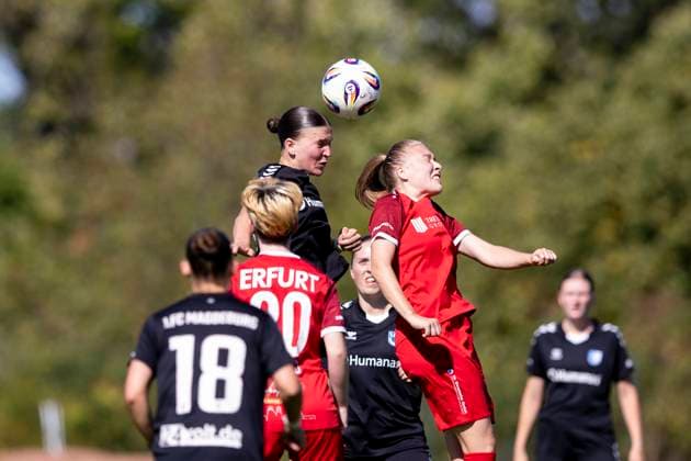 Regionalliga-Nordost Frauen: 1. FFV Erfurt vs. 1. FC Magdeburg; Erfurt; 31.08.2025 Amy Cienskowski ( 25; 1. FC Magdeburg) gegen Lena Frisch ( 23; 1. FFV Erfurt) Regionalliga-Nordost Frauen: 1. FFV Erfurt vs.1. FC Magdeburg; Sportforum Johannesplatz Erfurt; 31.08.2025 Copyright: xBEAUTIFULxSPORTS Duehringx
