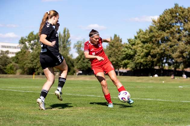 Regionalliga-Nordost Frauen: 1. FFV Erfurt vs. 1. FC Magdeburg; Erfurt; 31.08.2025 Tessa Berger ( 16; 1. FFV Erfurt) gegen Tabea Alsleben ( 21; 1. FC Magdeburg) Regionalliga-Nordost Frauen: 1. FFV Erfurt vs.1. FC Magdeburg; Sportforum Johannesplatz Erfurt; 31.08.2025 Copyright: xBEAUTIFULxSPORTS Duehringx
