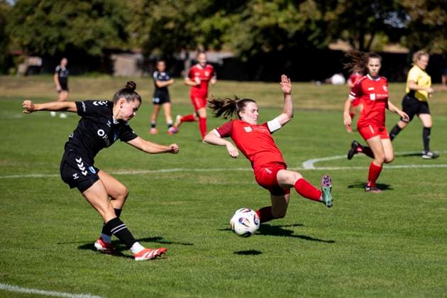 Regionalliga-Nordost Frauen: 1. FFV Erfurt vs. 1. FC Magdeburg; Erfurt; 31.08.2025 Latoya Maxine Bach ( 8; 1. FC Magdeburg) gegen Katja Groll ( 14; 1. FFV Erfurt) Regionalliga-Nordost Frauen: 1. FFV Erfurt vs.1. FC Magdeburg; Sportforum Johannesplatz Erfurt; 31.08.2025 Copyright: xBEAUTIFULxSPORTS Duehringx
