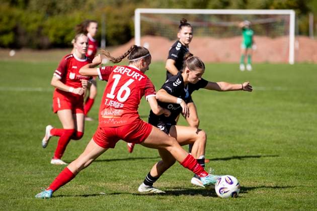 Regionalliga-Nordost Frauen: 1. FFV Erfurt vs. 1. FC Magdeburg; Erfurt; 31.08.2025 Neele Abraham ( 18; 1. FC Magdeburg) gegen Tessa Berger ( 16; 1. FFV Erfurt) Regionalliga-Nordost Frauen: 1. FFV Erfurt vs.1. FC Magdeburg; Sportforum Johannesplatz Erfurt; 31.08.2025 Copyright: xBEAUTIFULxSPORTS Duehringx