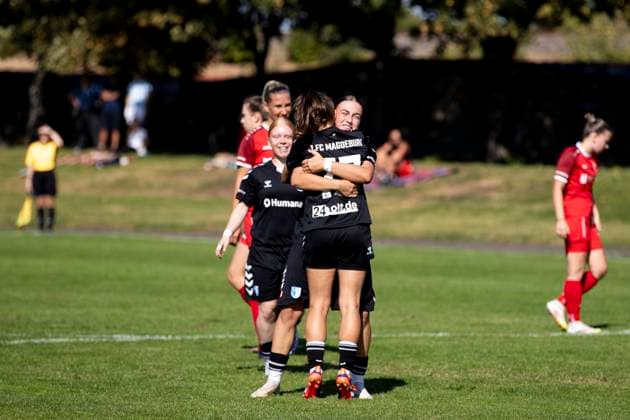 Regionalliga-Nordost Frauen: 1. FFV Erfurt vs. 1. FC Magdeburg; Erfurt; 31.08.2025 Jubel, 1:1 durch Theresa Amelie Große ( 17; 1. FC Magdeburg), Amy Marie Brathje ( 23; 1. FC Magdeburg) (links) und Emma Elisabeth Karl ( 20; 1. FC Magdeburg) (rechts) Regionalliga-Nordost Frauen: 1. FFV Erfurt vs.1. FC Magdeburg; Sportforum Johannesplatz Erfurt; 31.08.2025 Copyright: xBEAUTIFULxSPORTS Duehringx