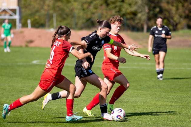 Regionalliga-Nordost Frauen: 1. FFV Erfurt vs. 1. FC Magdeburg; Erfurt; 31.08.2025 Amy Cienskowski ( 25; 1. FC Magdeburg) gegen Tessa Berger ( 16; 1. FFV Erfurt) (links) und Anna Mittelsdorf ( 7; 1. FFV Erfurt) (dahinter) Regionalliga-Nordost Frauen: 1. FFV Erfurt vs.1. FC Magdeburg; Sportforum Johannesplatz Erfurt; 31.08.2025 Copyright: xBEAUTIFULxSPORTS Duehringx