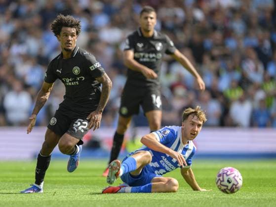 Brighton, England, August 31 2025: Brighton & Hove Albion s Jack Hinshelwood (right) under pressure from Manchester City s Oscar Bobb (left) during the Premier League match between Brighton and Hove Albion and Manchester City at the American Express Stadium. (Photo by David Horton Sports Press Photo) Copyright: xDavidxHorton SportsxPressxPhotox Sportspressphoto_SPR19692