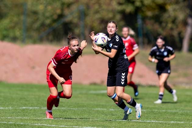Regionalliga-Nordost Frauen: 1. FFV Erfurt vs. 1. FC Magdeburg; Erfurt; 31.08.2025 Neele Gast ( 11; 1. FFV Erfurt) gegen Johanna Giese ( 26; 1. FC Magdeburg) Regionalliga-Nordost Frauen: 1. FFV Erfurt vs.1. FC Magdeburg; Sportforum Johannesplatz Erfurt; 31.08.2025 Copyright: xBEAUTIFULxSPORTS Duehringx