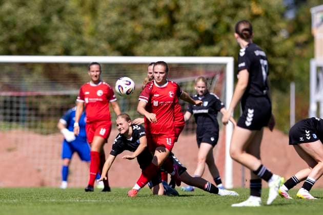 Regionalliga-Nordost Frauen: 1. FFV Erfurt vs. 1. FC Magdeburg; Erfurt; 31.08.2025 Neele Gast ( 11; 1. FFV Erfurt) gegen Johanna Giese ( 26; 1. FC Magdeburg) (dahinter) Regionalliga-Nordost Frauen: 1. FFV Erfurt vs.1. FC Magdeburg; Sportforum Johannesplatz Erfurt; 31.08.2025 Copyright: xBEAUTIFULxSPORTS Duehringx