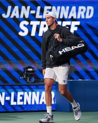 Jan-Lennard Struff (GER) betritt den Platz, US Open Championships 2023, USTA Billie Jean King National Tennis Center, Flushing Meadows, New York, USA . Copyright: xJuergenxHasenkopfx
