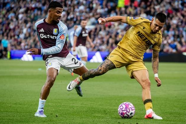Aston Villa v Crystal Palace Premier League 31 08 2025. Crystal Palace defender Daniel Munoz (2) battles for possession with Aston Villa defender Ian Maatsen (22) during the Premier League match between Aston Villa and Crystal Palace at Villa Park, Birmingham, England on 31 August 2025. Birmingham Villa Park West Midlands England Editorial use only DataCo restrictions apply See www.football-dataco.com , Copyright: xManjitxNarotrax PSI-22724-0109