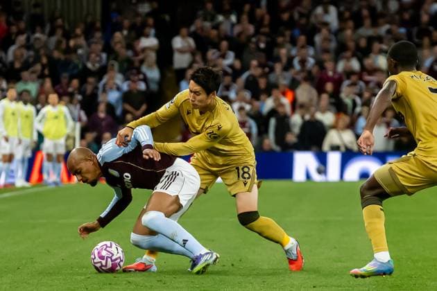 Aston Villa v Crystal Palace Premier League 31 08 2025. Aston Villa midfielder Donyell Malen (17) battles for possession with Crystal Palace midfielder Daichi Kamada (18) during the Premier League match between Aston Villa and Crystal Palace at Villa Park, Birmingham, England on 31 August 2025. Birmingham Villa Park West Midlands England Editorial use only DataCo restrictions apply See www.football-dataco.com , Copyright: xManjitxNarotrax PSI-22724-0112