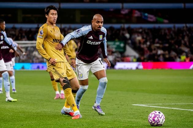 Aston Villa v Crystal Palace Premier League 31 08 2025. Aston Villa midfielder Donyell Malen (17) battles for possession with Crystal Palace midfielder Daichi Kamada (18) during the Premier League match between Aston Villa and Crystal Palace at Villa Park, Birmingham, England on 31 August 2025. Birmingham Villa Park West Midlands England Editorial use only DataCo restrictions apply See www.football-dataco.com , Copyright: xManjitxNarotrax PSI-22724-0116