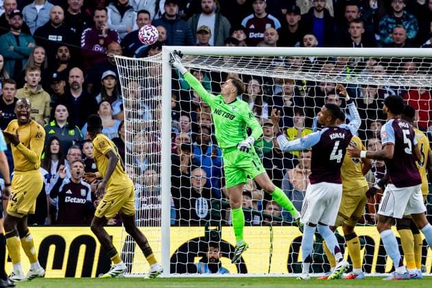 Aston Villa v Crystal Palace Premier League 31 08 2025. Crystal Palace goalkeeper Dean Henderson (1) leaves ball during the Premier League match between Aston Villa and Crystal Palace at Villa Park, Birmingham, England on 31 August 2025. Birmingham Villa Park West Midlands England Editorial use only DataCo restrictions apply See www.football-dataco.com , Copyright: xManjitxNarotrax PSI-22724-0125
