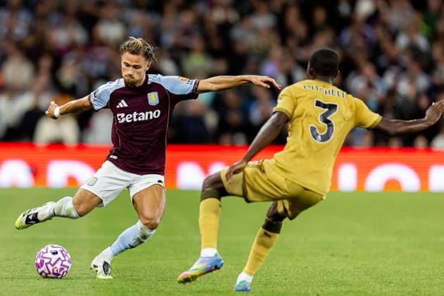 Aston Villa v Crystal Palace Premier League 31 08 2025. Aston Villa defender Matty Cash (2) plays a pass during the Premier League match between Aston Villa and Crystal Palace at Villa Park, Birmingham, England on 31 August 2025. Birmingham Villa Park West Midlands England Editorial use only DataCo restrictions apply See www.football-dataco.com , Copyright: xManjitxNarotrax PSI-22724-0179