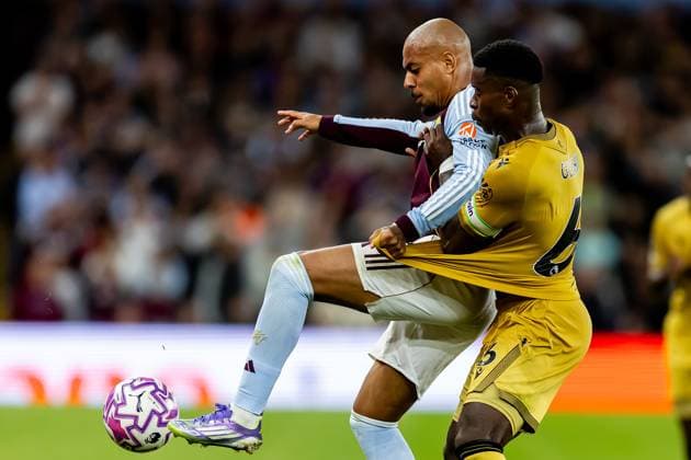 Aston Villa v Crystal Palace Premier League 31 08 2025. Aston Villa midfielder Donyell Malen (17) battles for possession with Crystal Palace defender Marc Guehi (6) during the Premier League match between Aston Villa and Crystal Palace at Villa Park, Birmingham, England on 31 August 2025. Birmingham Villa Park West Midlands England Editorial use only DataCo restrictions apply See www.football-dataco.com , Copyright: xManjitxNarotrax PSI-22724-0182
